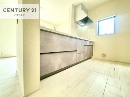 �L�b�`���@��l�C�̑Ζʎ��V�X�e���L�b�`�����̗p���Ă��܂��I���Ƒ��̃R�~���j�P�[�V���������R�Ƒ�����݌v�ł��B
���q�l�ɂ��ڂ��͂��̂Ŋ������ł��ˁI�L�X�g���ĉ��K�ō�Ƃ��i�݂܂��B