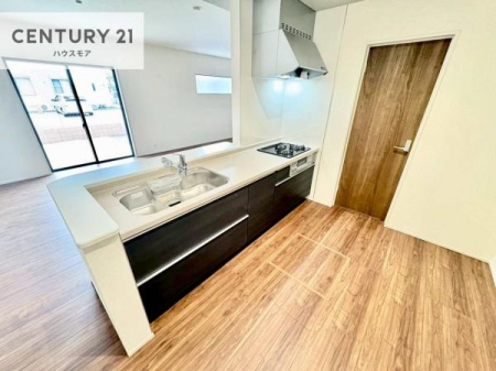 �L�b�`���@��l�C�̑Ζʎ��V�X�e���L�b�`�����̗p���Ă��܂��I���Ƒ��̃R�~���j�P�[�V���������R�Ƒ�����݌v�ł��B
���q�l�ɂ��ڂ��͂��̂Ŋ������ł��ˁI�L�X�g���ĉ��K�ō�Ƃ��i�݂܂��B