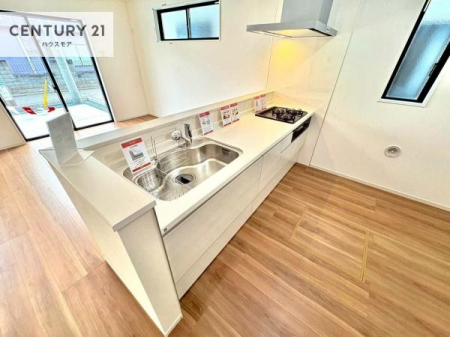 �L�b�`���@��l�C�̑Ζʎ��V�X�e���L�b�`�����̗p���Ă��܂��I���Ƒ��̃R�~���j�P�[�V���������R�Ƒ�����݌v�ł��B
���q�l�ɂ��ڂ��͂��̂Ŋ������ł��ˁI�L�X�g���ĉ��K�ō�Ƃ��i�݂܂��B