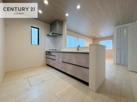 �L�b�`���@��l�C�̑Ζʎ��V�X�e���L�b�`�����̗p���Ă��܂��I���Ƒ��̃R�~���j�P�[�V���������R�Ƒ�����݌v�ł��B
���q�l�ɂ��ڂ��͂��̂Ŋ������ł��ˁI�L�X�g���ĉ��K�ō�Ƃ��i�݂܂��B