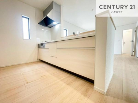�L�b�`���@��l�C�̑Ζʎ��V�X�e���L�b�`�����̗p���Ă��܂��I���Ƒ��̃R�~���j�P�[�V���������R�Ƒ�����݌v�ł��B
���q�l�ɂ��ڂ��͂��̂Ŋ������ł��ˁI�L�X�g���ĉ��K�ō�Ƃ��i�݂܂��B