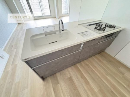 �L�b�`���@��l�C�̑Ζʎ��V�X�e���L�b�`�����̗p���Ă��܂��I���Ƒ��̃R�~���j�P�[�V���������R�Ƒ�����݌v�ł��B
���q�l�ɂ��ڂ��͂��̂Ŋ������ł��ˁI�L�X�g���ĉ��K�ō�Ƃ��i�݂܂��B