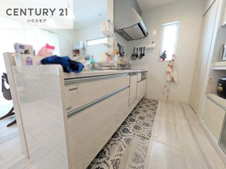 �L�b�`���@��l�C�̑Ζʎ��V�X�e���L�b�`�����̗p���Ă��܂��I���Ƒ��̃R�~���j�P�[�V���������R�Ƒ�����݌v�ł��B
���q�l�ɂ��ڂ��͂��̂Ŋ������ł��ˁI�L�X�g���ĉ��K�ō�Ƃ��i�݂܂��B
