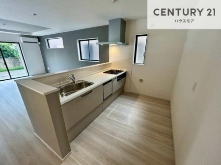�L�b�`���@��l�C�̑Ζʎ��V�X�e���L�b�`�����̗p���Ă��܂��I���Ƒ��̃R�~���j�P�[�V���������R�Ƒ�����݌v�ł��B
���q�l�ɂ��ڂ��͂��̂Ŋ������ł��ˁI�L�X�g���ĉ��K�ō�Ƃ��i�݂܂��B