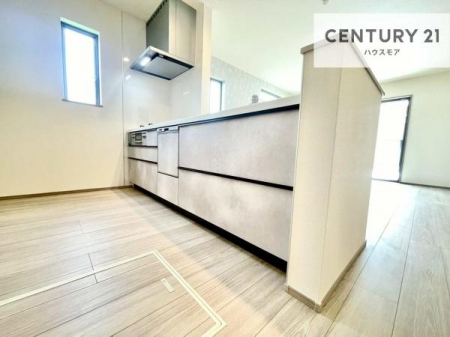 �L�b�`���@��l�C�̑Ζʎ��V�X�e���L�b�`�����̗p���Ă��܂��I���Ƒ��̃R�~���j�P�[�V���������R�Ƒ�����݌v�ł��B
���q�l�ɂ��ڂ��͂��̂Ŋ������ł��ˁI�L�X�g���ĉ��K�ō�Ƃ��i�݂܂��B