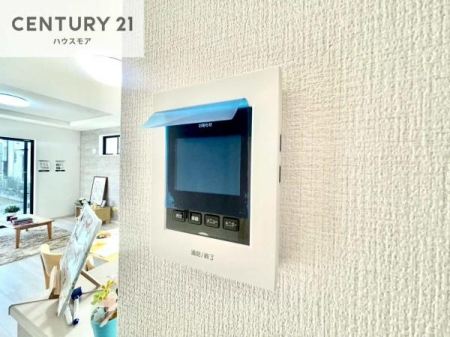 ���̑��@TV���j�^�[�t�C���^�[�t�H���������B���K�҂̊���m�F���Ă���Ή��ł��邽�߁A�h�Ɩʂɂ��z�����ꂽ���S�̐ݔ��ł��B