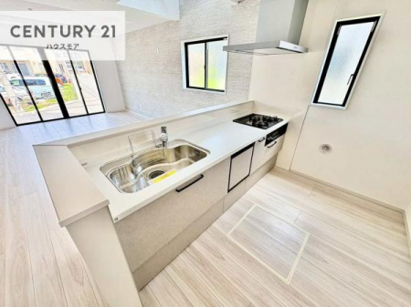 �L�b�`���@��l�C�̑Ζʎ��V�X�e���L�b�`�����̗p���Ă��܂��I���Ƒ��̃R�~���j�P�[�V���������R�Ƒ�����݌v�ł��B
���q�l�ɂ��ڂ��͂��̂Ŋ������ł��ˁI�L�X�g���ĉ��K�ō�Ƃ��i�݂܂��B