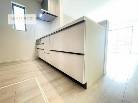 �L�b�`���@��l�C�̑Ζʎ��V�X�e���L�b�`�����̗p���Ă��܂��I���Ƒ��̃R�~���j�P�[�V���������R�Ƒ�����݌v�ł��B
���q�l�ɂ��ڂ��͂��̂Ŋ������ł��ˁI�L�X�g���ĉ��K�ō�Ƃ��i�݂܂��B