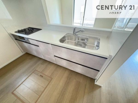 �L�b�`���@��l�C�̑Ζʎ��V�X�e���L�b�`�����̗p���Ă��܂��I���Ƒ��̃R�~���j�P�[�V���������R�Ƒ�����݌v�ł��B
���q�l�ɂ��ڂ��͂��̂Ŋ������ł��ˁI�L�X�g���ĉ��K�ō�Ƃ��i�݂܂��B