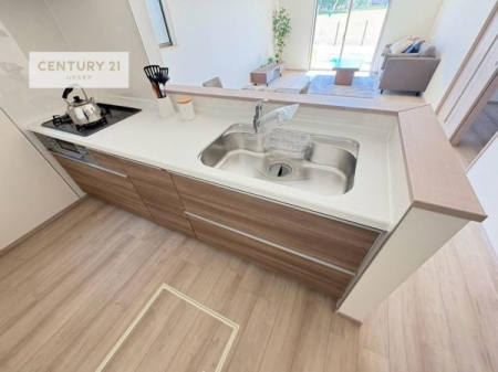 �L�b�`���@��l�C�̑Ζʎ��V�X�e���L�b�`�����̗p���Ă��܂��I���Ƒ��̃R�~���j�P�[�V���������R�Ƒ�����݌v�ł��B
���q�l�ɂ��ڂ��͂��̂Ŋ������ł��ˁI�L�X�g���ĉ��K�ō�Ƃ��i�݂܂��B