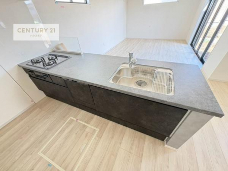�L�b�`���@��l�C�̑Ζʎ��V�X�e���L�b�`�����̗p���Ă��܂��I���Ƒ��̃R�~���j�P�[�V���������R�Ƒ�����݌v�ł��B
���q�l�ɂ��ڂ��͂��̂Ŋ������ł��ˁI�L�X�g���ĉ��K�ō�Ƃ��i�݂܂��B