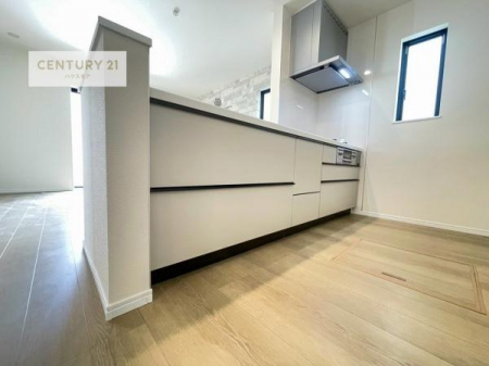 �L�b�`���@��l�C�̑Ζʎ��V�X�e���L�b�`�����̗p���Ă��܂��I���Ƒ��̃R�~���j�P�[�V���������R�Ƒ�����݌v�ł��B
���q�l�ɂ��ڂ��͂��̂Ŋ������ł��ˁI�L�X�g���ĉ��K�ō�Ƃ��i�݂܂��B
