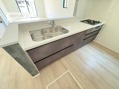 �L�b�`���@��l�C�̑Ζʎ��V�X�e���L�b�`�����̗p���Ă��܂��I���Ƒ��̃R�~���j�P�[�V���������R�Ƒ�����݌v�ł��B
���q�l�ɂ��ڂ��͂��̂Ŋ������ł��ˁI�L�X�g���ĉ��K�ō�Ƃ��i�݂܂��B