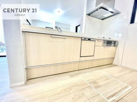 �L�b�`���@��l�C�̑Ζʎ��V�X�e���L�b�`�����̗p���Ă��܂��I���Ƒ��̃R�~���j�P�[�V���������R�Ƒ�����݌v�ł��B
���q�l�ɂ��ڂ��͂��̂Ŋ������ł��ˁI�L�X�g���ĉ��K�ō�Ƃ��i�݂܂��B