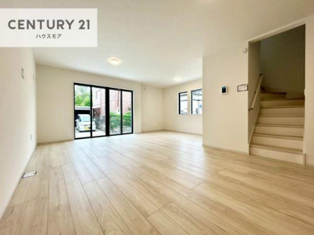 ���r���O�@�傫�ȑ����炽���Ղ�̗z���������閾�邢���r���O�B�J�����̂��郊�r���O�ŉƑ��c���̂��났�̎��Ԃ��߂����܂��I�Ƒ������R�Ɗ�����킹���郊�r���O�C���K�i���̗p���Ă��܂��B