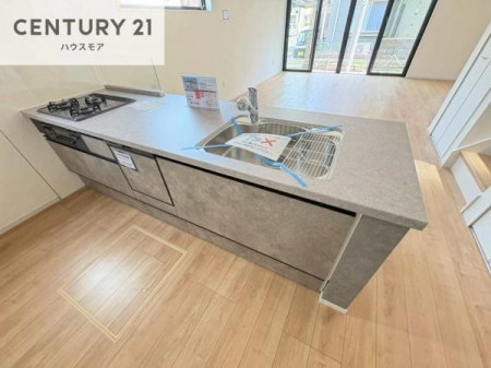 �L�b�`���@��l�C�̑Ζʎ��V�X�e���L�b�`�����̗p���Ă��܂��I���Ƒ��̃R�~���j�P�[�V���������R�Ƒ�����݌v�ł��B
���q�l�ɂ��ڂ��͂��̂Ŋ������ł��ˁI�L�X�g���ĉ��K�ō�Ƃ��i�݂܂��B