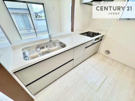 �L�b�`���@��l�C�̑Ζʎ��V�X�e���L�b�`�����̗p���Ă��܂��I���Ƒ��̃R�~���j�P�[�V���������R�Ƒ�����݌v�ł��B
���q�l�ɂ��ڂ��͂��̂Ŋ������ł��ˁI�L�X�g���ĉ��K�ō�Ƃ��i�݂܂��B