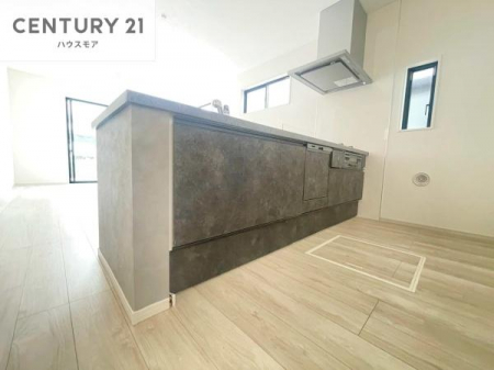 �L�b�`���@��Ƃ肠�钲���X�y�[�X�ō�Ƃ����₷�����K�ȃL�b�`���ł��I
���q�l�ƈꏏ�ɂ��َq������y���߂�L�X�X�y�[�X�ł��B�y�����������ԂɂȂ肻���ł��ˁI