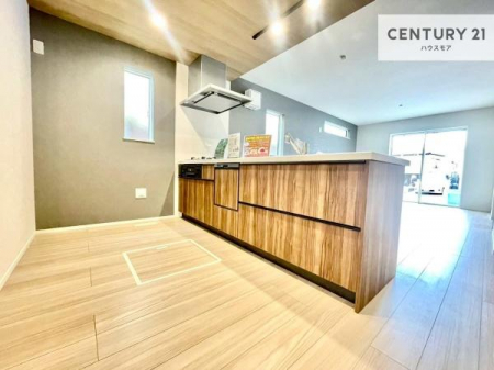 �L�b�`���@��l�C�̑Ζʎ��V�X�e���L�b�`�����̗p���Ă��܂��I���Ƒ��̃R�~���j�P�[�V���������R�Ƒ�����݌v�ł��B
���q�l�ɂ��ڂ��͂��̂Ŋ������ł��ˁI�L�X�g���ĉ��K�ō�Ƃ��i�݂܂��B