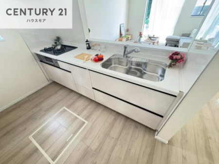 �L�b�`���@��l�C�̑Ζʎ��V�X�e���L�b�`�����̗p���Ă��܂��I���Ƒ��̃R�~���j�P�[�V���������R�Ƒ�����݌v�ł��B
���q�l�ɂ��ڂ��͂��̂Ŋ������ł��ˁI�L�X�g���ĉ��K�ō�Ƃ��i�݂܂��B