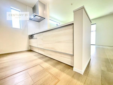 �L�b�`���@��l�C�̑Ζʎ��V�X�e���L�b�`�����̗p���Ă��܂��I���Ƒ��̃R�~���j�P�[�V���������R�Ƒ�����݌v�ł��B
���q�l�ɂ��ڂ��͂��̂Ŋ������ł��ˁI�L�X�g���ĉ��K�ō�Ƃ��i�݂܂��B