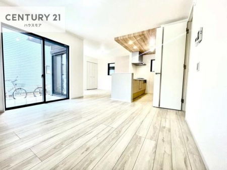 ���r���O�@�傫�ȑ����炽���Ղ�̗z���������閾�邢���r���O�B�J�����̂��郊�r���O�ŉƑ��c���̂��났�̎��Ԃ��߂����܂��I