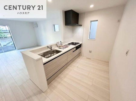 �L�b�`���@��l�C�̑Ζʎ��V�X�e���L�b�`�����̗p���Ă��܂��I���Ƒ��̃R�~���j�P�[�V���������R�Ƒ�����݌v�ł��B
���q�l�ɂ��ڂ��͂��̂Ŋ������ł��ˁI�L�X�g���ĉ��K�ō�Ƃ��i�݂܂��B�y���n�̔���J�Ò��z