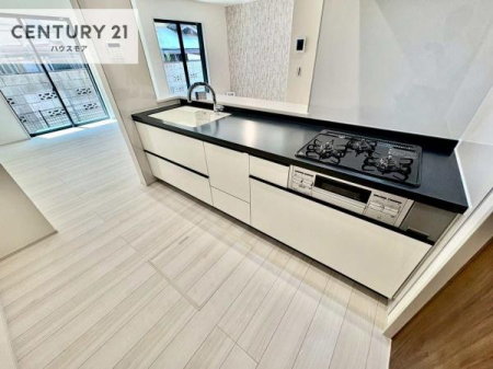�L�b�`���@��l�C�̑Ζʎ��V�X�e���L�b�`�����̗p���Ă��܂��I���Ƒ��̃R�~���j�P�[�V���������R�Ƒ�����݌v�ł��B
���q�l�ɂ��ڂ��͂��̂Ŋ������ł��ˁB���[�͂�����܂��I