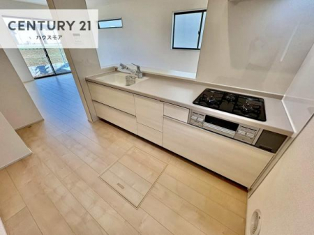 �L�b�`���@��l�C�̑Ζʎ��V�X�e���L�b�`�����̗p���Ă��܂��I���Ƒ��̃R�~���j�P�[�V���������R�Ƒ�����݌v�ł��B
���q�l�ɂ��ڂ��͂��̂Ŋ������ł��ˁI�L�X�g���ĉ��K�ō�Ƃ��i�݂܂��B