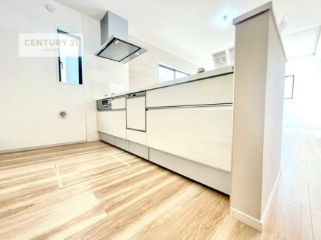 �L�b�`���@��l�C�̑Ζʎ��V�X�e���L�b�`�����̗p���Ă��܂��I���Ƒ��̃R�~���j�P�[�V���������R�Ƒ�����݌v�ł��B
���q�l�ɂ��ڂ��͂��̂Ŋ������ł��ˁI�L�X�g���ĉ��K�ō�Ƃ��i�݂܂��B