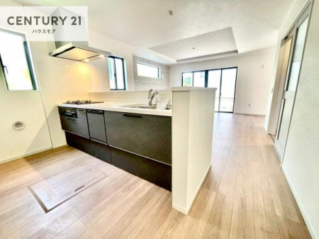 �L�b�`���@��l�C�̑Ζʎ��V�X�e���L�b�`�����̗p���Ă��܂��I���Ƒ��̃R�~���j�P�[�V���������R�Ƒ�����݌v�ł��B
���q�l�ɂ��ڂ��͂��̂Ŋ������ł��ˁB���[�͂�����܂��I
