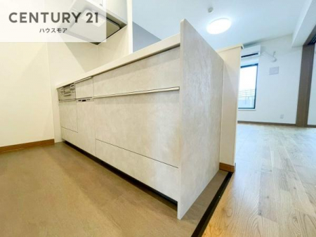 �L�b�`���@��l�C�̑Ζʎ��V�X�e���L�b�`�����̗p���Ă��܂��I���Ƒ��̃R�~���j�P�[�V���������R�Ƒ�����݌v�ł��B
���q�l�ɂ��ڂ��͂��̂Ŋ������ł��ˁI�L�X�g���ĉ��K�ō�Ƃ��i�݂܂��B