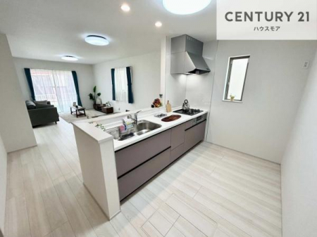 �L�b�`���@��l�C�̑Ζʎ��V�X�e���L�b�`�����̗p���Ă��܂��I���Ƒ��̃R�~���j�P�[�V���������R�Ƒ�����݌v�ł��B
���q�l�ɂ��ڂ��͂��̂Ŋ������ł��ˁI�L�X�g���ĉ��K�ō�Ƃ��i�݂܂��B
