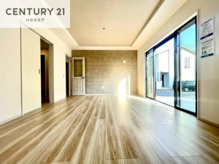 ���r���O�@�傫�ȑ����炽���Ղ�̗z���������閾�邢���r���O�B�J�����̂��郊�r���O�ŉƑ��c���̂��났�̎��Ԃ��߂����܂��I