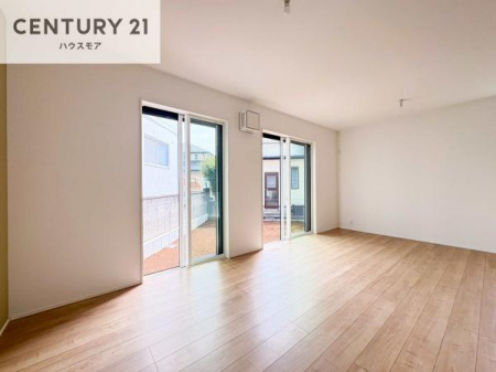 ���r���O�@�傫�ȑ����炽���Ղ�̗z���������閾�邢���r���O�B�J�����̂��郊�r���O�ŉƑ��c���̂��났�̎��Ԃ��߂����܂��I