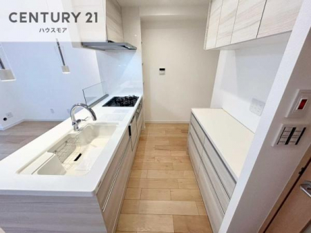 �L�b�`���@�J�b�v�{�[�h�t���̃L�b�`���B�H��⒲�����Ȃǂ�����������[�ł��A�L�b�`���܂������ꂢ�ɕۂ��₷���g������̗ǂ���Ԃł��B