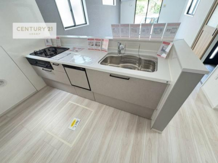 �L�b�`���@��l�C�̑Ζʎ��V�X�e���L�b�`�����̗p���Ă��܂��I���Ƒ��̃R�~���j�P�[�V���������R�Ƒ�����݌v�ł��B
���q�l�ɂ��ڂ��͂��̂Ŋ������ł��ˁI�L�X�g���ĉ��K�ō�Ƃ��i�݂܂��B