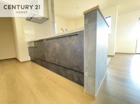 �L�b�`���@��l�C�̑Ζʎ��V�X�e���L�b�`�����̗p���Ă��܂��I���Ƒ��̃R�~���j�P�[�V���������R�Ƒ�����݌v�ł��B
���q�l�ɂ��ڂ��͂��̂Ŋ������ł��ˁI�L�X�g���ĉ��K�ō�Ƃ��i�݂܂��B