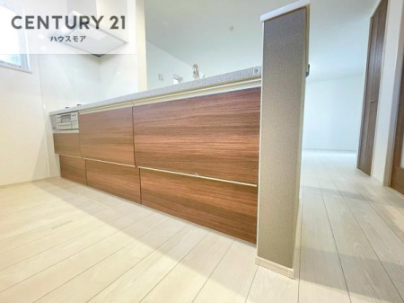 �L�b�`���@��l�C�̑Ζʎ��V�X�e���L�b�`�����̗p���Ă��܂��I���Ƒ��̃R�~���j�P�[�V���������R�Ƒ�����݌v�ł��B
���q�l�ɂ��ڂ��͂��̂Ŋ������ł��ˁI�L�X�g���ĉ��K�ō�Ƃ��i�݂܂��B