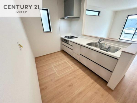 �L�b�`���@��l�C�̑Ζʎ��V�X�e���L�b�`�����̗p���Ă��܂��I���Ƒ��̃R�~���j�P�[�V���������R�Ƒ�����݌v�ł��B
���q�l�ɂ��ڂ��͂��̂Ŋ������ł��ˁI�L�X�g���ĉ��K�ō�Ƃ��i�݂܂��B