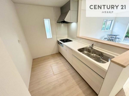 �L�b�`���@��l�C�̑Ζʎ��V�X�e���L�b�`�����̗p���Ă��܂��I���Ƒ��̃R�~���j�P�[�V���������R�Ƒ�����݌v�ł��B
���q�l�ɂ��ڂ��͂��̂Ŋ������ł��ˁI�L�X�g���ĉ��K�ō�Ƃ��i�݂܂��B