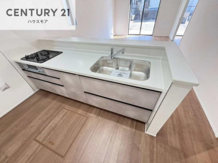 �L�b�`���@��l�C�̑Ζʎ��V�X�e���L�b�`�����̗p���Ă��܂��I���Ƒ��̃R�~���j�P�[�V���������R�Ƒ�����݌v�ł��B
���q�l�ɂ��ڂ��͂��̂Ŋ������ł��ˁI�L�X�g���ĉ��K�ō�Ƃ��i�݂܂��B
