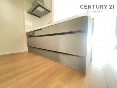 �L�b�`���@��l�C�̑Ζʎ��V�X�e���L�b�`�����̗p���Ă��܂��I���Ƒ��̃R�~���j�P�[�V���������R�Ƒ�����݌v�ł��B
���q�l�ɂ��ڂ��͂��̂Ŋ������ł��ˁI�L�X�g���ĉ��K�ō�Ƃ��i�݂܂��B
