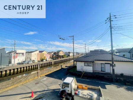 �Z�˂���̒��]�ʐ^�@�����������Z��X�̌i�F��]�݂Ȃ���A���E����������m�ۂ��ꂽ���]�B�X���݂�g�߂Ɋ����A�������Ƃ����J�������y���߂܂��B