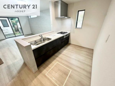 �L�b�`���@��l�C�̑Ζʎ��V�X�e���L�b�`�����̗p���Ă��܂��I���Ƒ��̃R�~���j�P�[�V���������R�Ƒ�����݌v�ł��B
���q�l�ɂ��ڂ��͂��̂Ŋ������ł��ˁI�L�X�g���ĉ��K�ō�Ƃ��i�݂܂��B