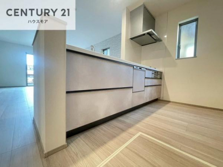 �L�b�`���@��l�C�̑Ζʎ��V�X�e���L�b�`�����̗p���Ă��܂��I���Ƒ��̃R�~���j�P�[�V���������R�Ƒ�����݌v�ł��B
���q�l�ɂ��ڂ��͂��̂Ŋ������ł��ˁI�L�X�g���ĉ��K�ō�Ƃ��i�݂܂��B