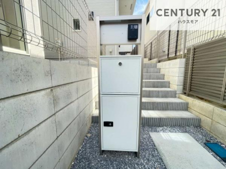���̑����n�@��z�{�b�N�X���������Ă��邽�߁A�s�ݎ��ł��ו��̎󂯎�肪�\�B
�Ĕz�B�̎�Ԃ��Ȃ��A�Z���������ł��X�g���X�Ȃ����p�ł��܂��B