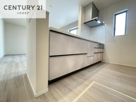 �L�b�`���@��l�C�̑Ζʎ��V�X�e���L�b�`�����̗p���Ă��܂��I���Ƒ��̃R�~���j�P�[�V���������R�Ƒ�����݌v�ł��B
���q�l�ɂ��ڂ��͂��̂Ŋ������ł��ˁI�L�X�g���ĉ��K�ō�Ƃ��i�݂܂��B