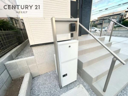 ���̑����n�@��z�{�b�N�X���������Ă��邽�߁A�s�ݎ��ł��ו��̎󂯎�肪�\�B
�Ĕz�B�̎�Ԃ��Ȃ��A�Z���������ł��X�g���X�Ȃ����p�ł��܂��B�y���n�̔���J�Ò��z