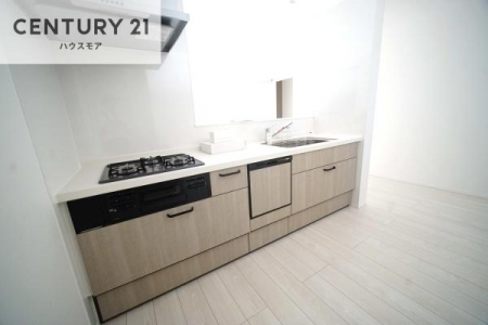 �L�b�`���@��l�C�̑Ζʎ��V�X�e���L�b�`�����̗p���Ă��܂��I���Ƒ��̃R�~���j�P�[�V���������R�Ƒ�����݌v�ł��B
���q�l�ɂ��ڂ��͂��̂Ŋ������ł��ˁI�L�X�g���ĉ��K�ō�Ƃ��i�݂܂��B